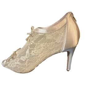 De Blossom Paris 17B Ivory Lace High Heels Open Toe Women’s Size 9 NIB